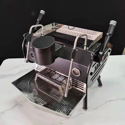 Une machine à expresso à double chaudière de 6,0 litres pour une seule tasse de cappuccino latte