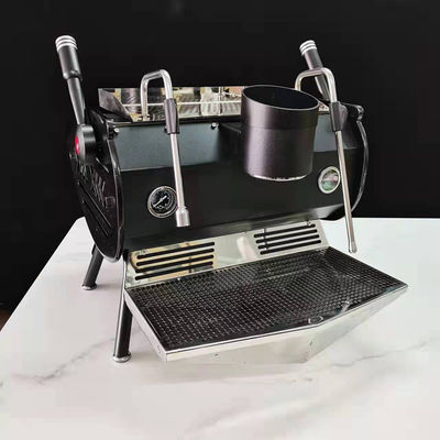 Une machine à expresso à double chaudière de 6,0 litres pour une seule tasse de cappuccino latte