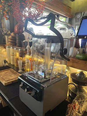 Une puissante machine à smoothies électrique avec un couvercle insonorisé et des commandes commerciales