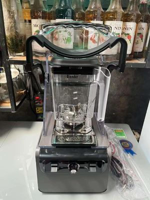 Une puissante machine à smoothies électrique avec un couvercle insonorisé et des commandes commerciales