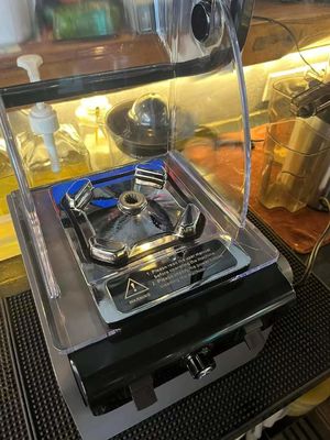 Une puissante machine à smoothies électrique avec un couvercle insonorisé et des commandes commerciales